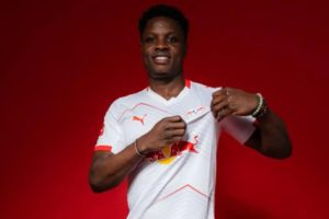 لايبزيغ يخطف النيجيري ساني ويظفر بخدماته حتى 2031