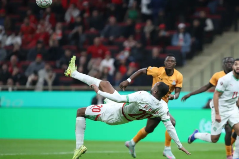 "كاف" تشيد بأيوب الكعبي: أهداف تاريخية وتوقيع خاص بالملاعب