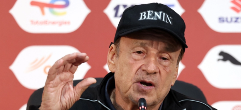 مدرب بنين يحذر لاعبيه من أخطاء التحكيم قبل مواجهة مصر المرتقبة