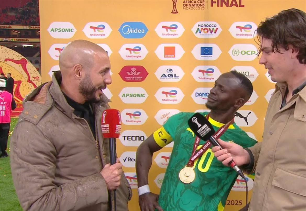 ماني وأمرابط في لقطة ودية طريفة بعد نهائي "الكان"