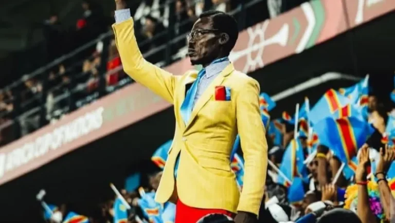 مشجع كونغولي ببدلة صفراء يسرق الأضواء في كأس أفريقيا