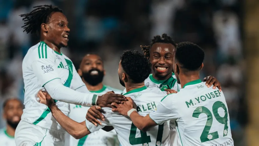 الأهلي يخطف فوزًا صعبًا من الرياض ويتربع على صدارة الدوري السعودي