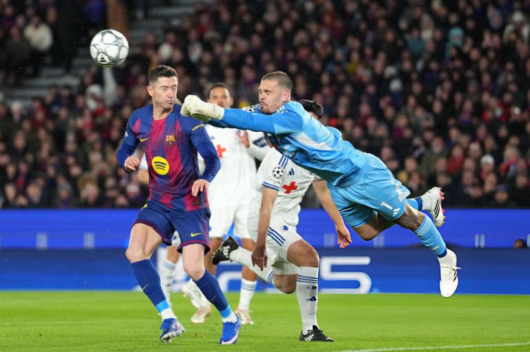 يويفا يغرم برشلونة وسلافيا براغ بسبب سلوك الجماهير