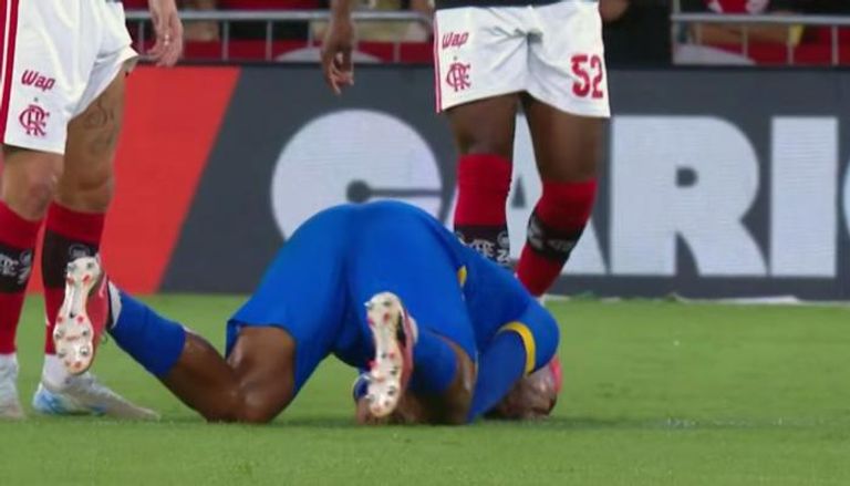 لاعب كرة قدم برازيلي ينهار بالملعب إثر نوبة صرع مفاجئة