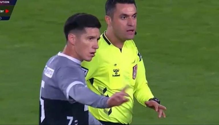 لاعب تركي يرفض التبديل ويضع مدربه في حرج بالغ (فيديو)