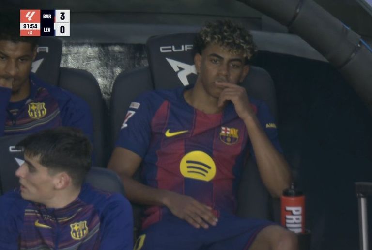 فليك يعلق على غضب يامال بعد استبداله في مباراة برشلونة