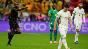 رئيس لجنة حكام "الكان" يواجه انتقادات واسعة بسبب أخطاء تحكيمية