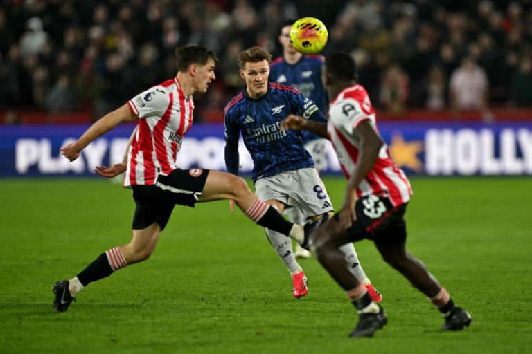 برينتفورد يُجبر آرسنال على التعادل ويُربك صدارة الدوري الإنجليزي