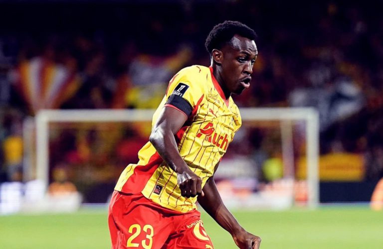 نيوكاسل يونايتد يراقب سعود عبد الحميد بعد تألقه مع لانس الفرنسي