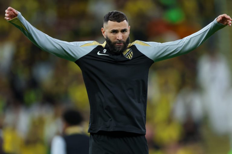 بنزيما يُشعل غضبًا جماهيريًا بانتقاله المفاجئ إلى الهلال