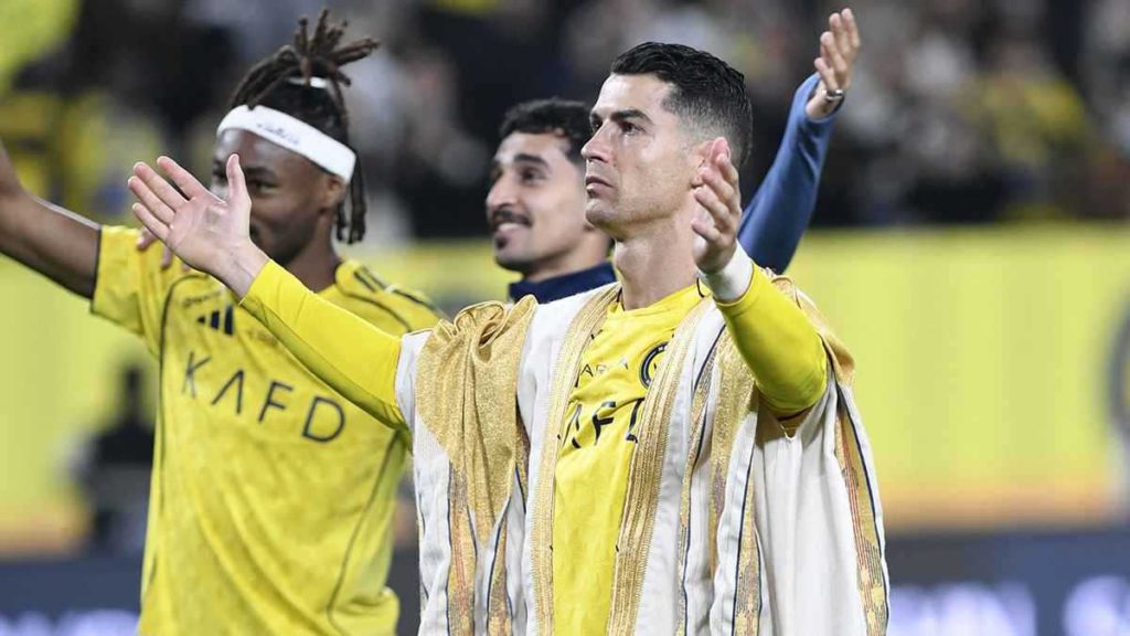 الكشف عن قيمة البشت الفاخر الذي ارتداه رونالدو احتفالًا بالفوز