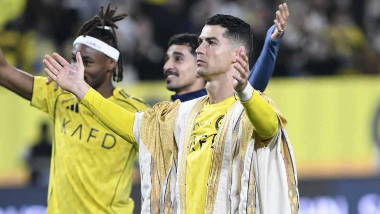 الكشف عن قيمة البشت الفاخر الذي ارتداه رونالدو احتفالًا بالفوز