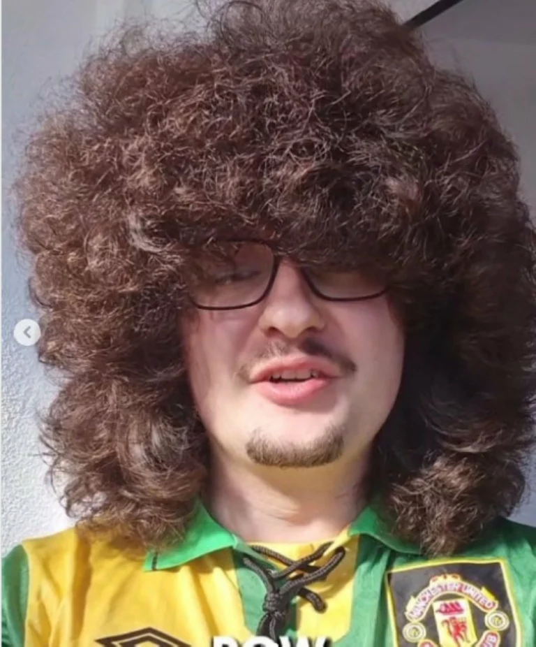 وست هام يجدد "عقدة" مشجع يونايتد الشهير ويطيل معاناته