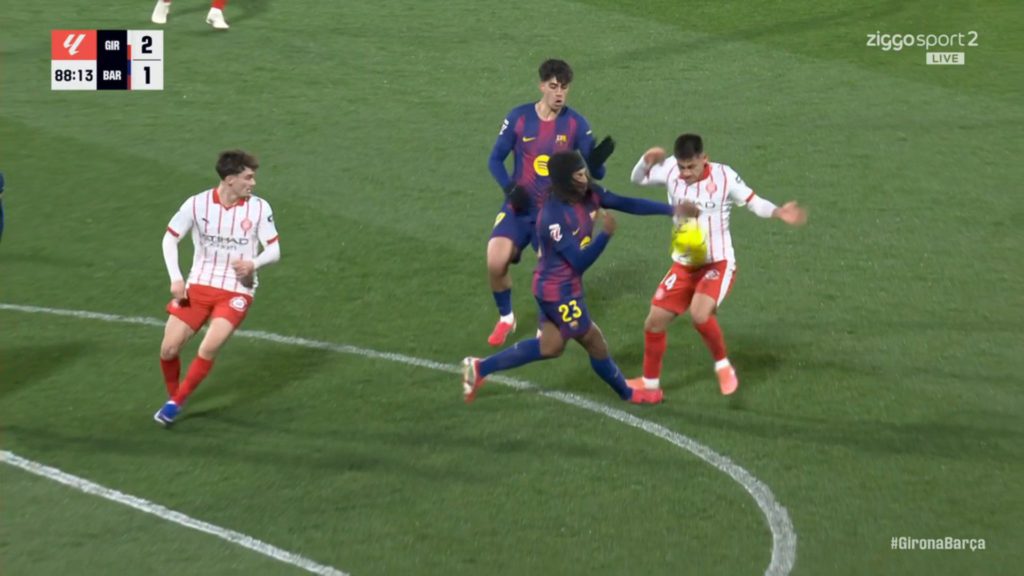 إيقاف حكم فيديو مباراة برشلونة وجيرونا بسبب الأخطاء التحكيمية