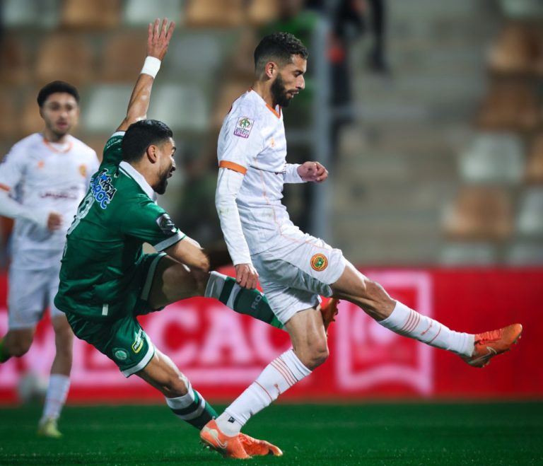 التعادل الإيجابي يحسم قمة الرجاء ونهضة بركان في الدوري المغربي