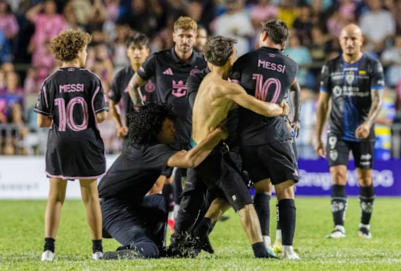 ميسي يسقط أرضًا بعد اقتحام جماهيري للملعب في مباراة ودية