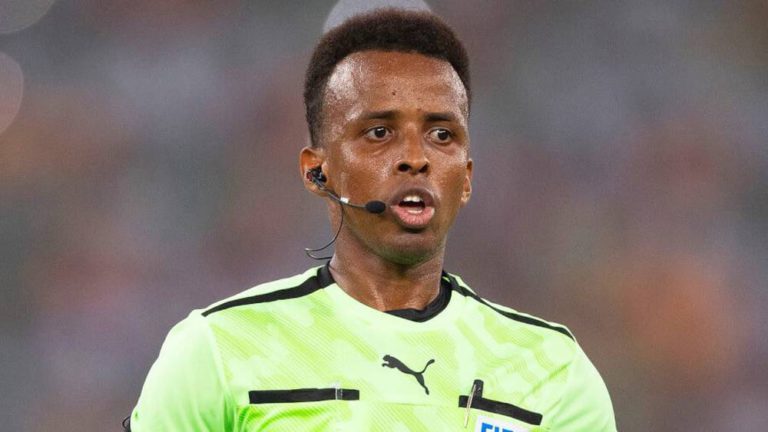 حكم صومالي يدير مباراة أولمبيك آسفي ودجوليبا في الكونفدرالية