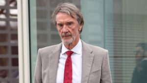 تصريحات مالك مانشستر يونايتد حول الهجرة تثير ضجة في بريطانيا