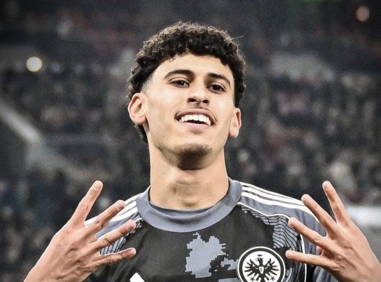 هدف أيوب الميموني الصاروخي يشعل مباراة مونشنغلادباخ