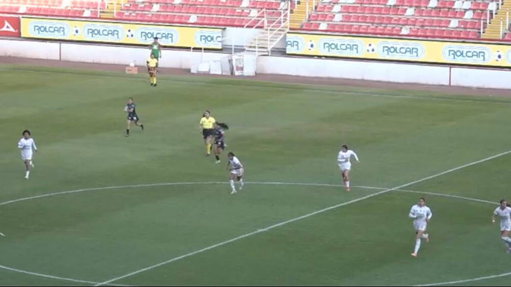 "طلقات غامضة" تثير الذعر وتوقف مباراة بدوري السيدات المكسيكي