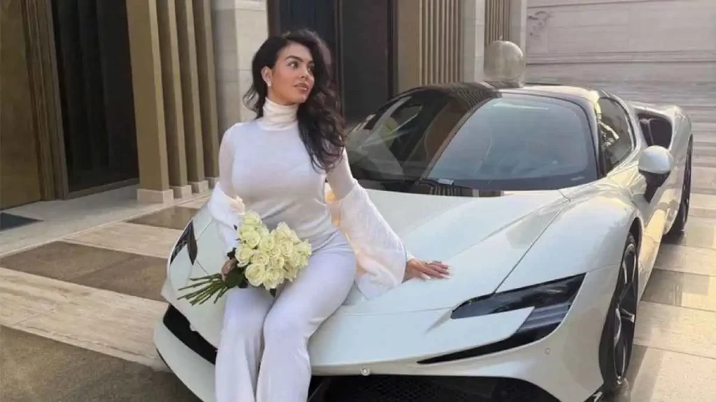 جورجينا تثير الجدل بالسعودية.. ما سعر سيارتها الفيراري الفاخرة؟