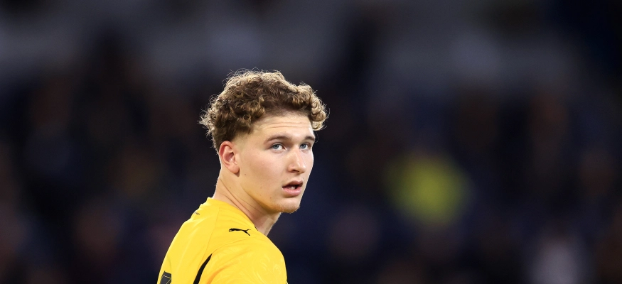 تعقيدات مستقبل مدافع دورتموند بن قارة مع منتخب الجزائر