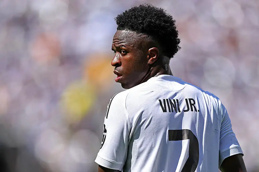 عقوبة صارمة ضد مشجع إسباني ألقى موزة على فينيسيوس