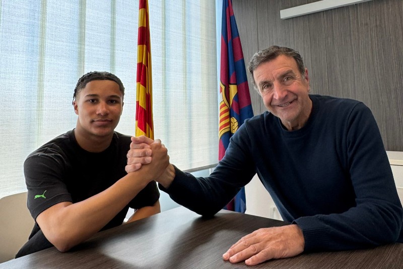 برشلونة يضم الإنجليزي تافاريس (16 عامًا) لتعزيز صفوفه