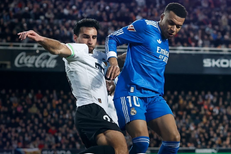 ريال مدريد يتجاوز فالنسيا ويواصل ملاحقة برشلونة في الليغا