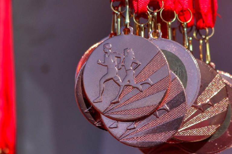 تحقيق رسمي في تلف ميداليات أولمبياد ميلانو بعد شكاوى رياضيين