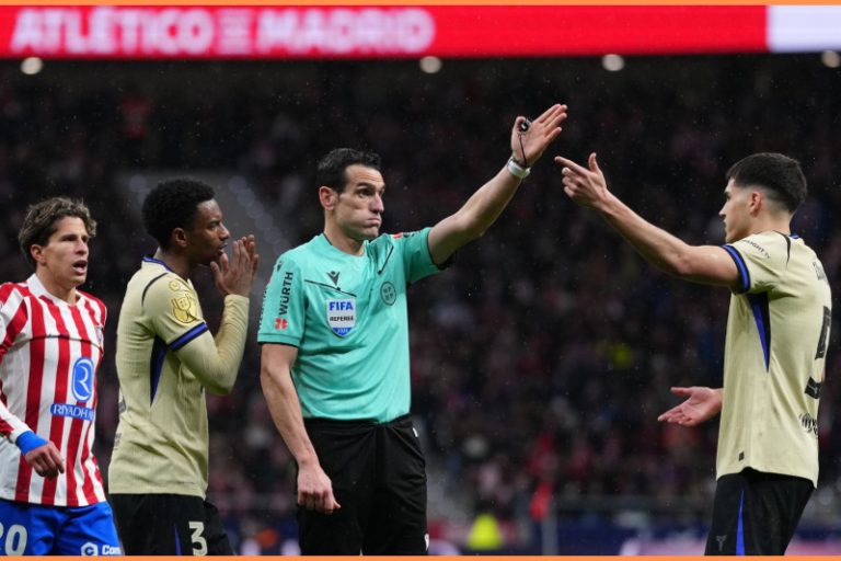 برشلونة يدرس التصعيد ضد التحكيم بعد رباعية أتلتيكو الصادمة