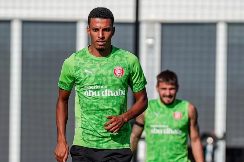 مدرب جيرونا يحسم موقف أوناحي من مباراة برشلونة المرتقبة