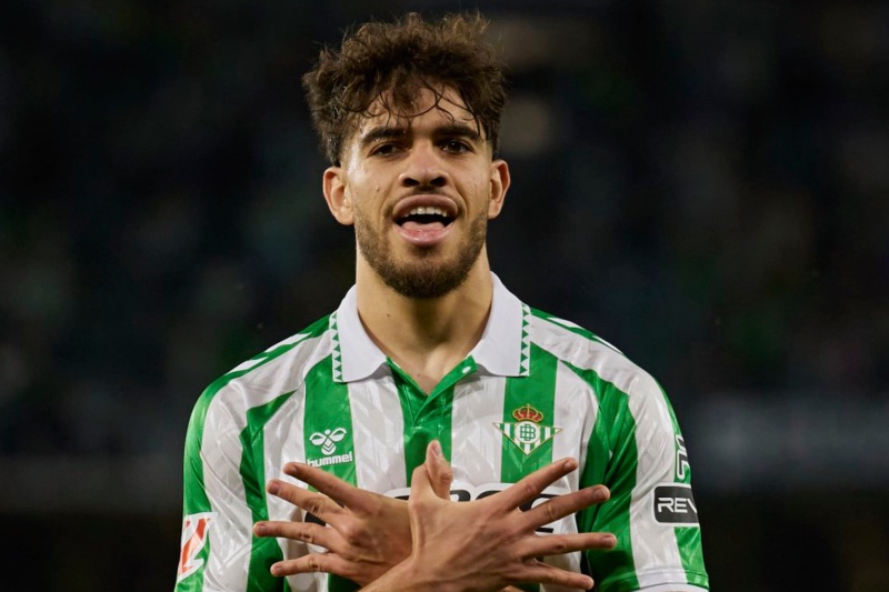 بيتيس يحدد سعر بيع الزلزولي.. وأندية إنجليزية وإيطالية تتنافس