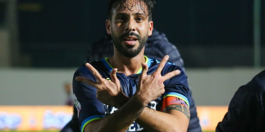 الرجاء الرياضي يوجه رسالة دعم للاعبه السابق محسن متولي