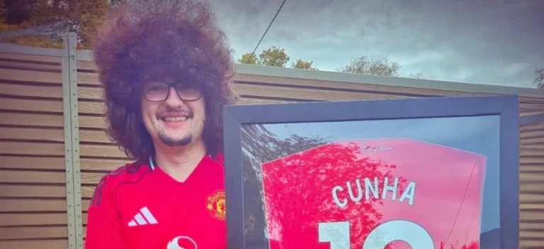 مشجع لمانشستر يونايتد ينتظر فوزًا تاريخيًا لإنقاذ شعره