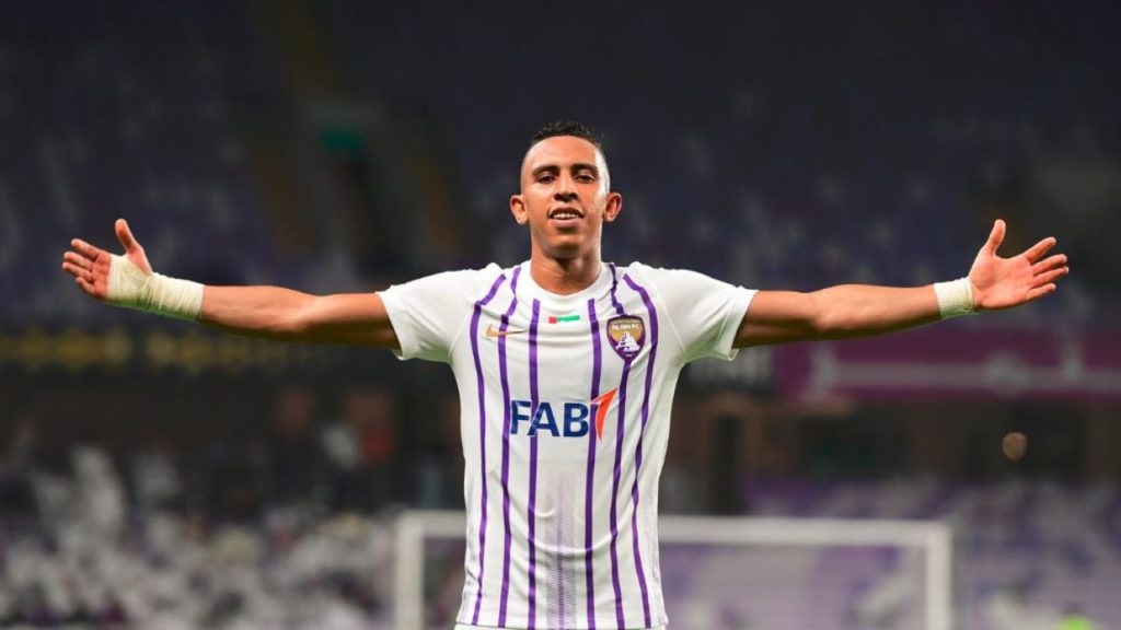 رحيمي يقود العين لفوز مثير على خورفكان بثلاثية في الدوري