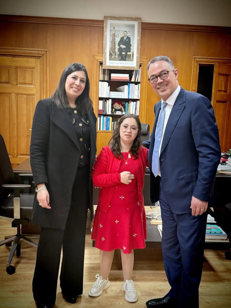 فوزي لقجع يستقبل المشجعة رانيا تقديرًا لدعمها للمنتخب المغربي