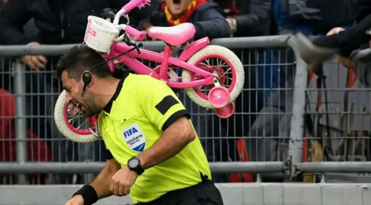 مشجع يلقي دراجة كهربائية على حكم.. ومباراة تركية تنتهي!