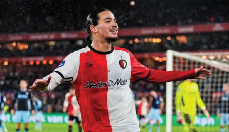 نجم جزائري مرشح لخلافة مواطنه أنيس حاج موسى في فينورد