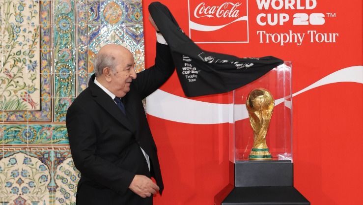 سخرية واسعة من استقبال تبون لمجسم كأس العالم 2026