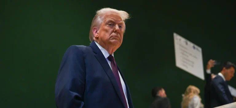 ترامب "يسرق" ميدالية ذهبية أولمبية خلال تكريم رياضيي أمريكا