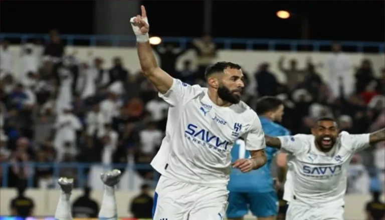 بنزيما يسجل أول أهدافه مع الهلال في أولى مبارياته الرسمية