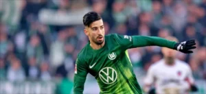 مدرب فولفسبورغ يُفاجئ عمورة بقرار نهائي بعد أزمته الأخيرة