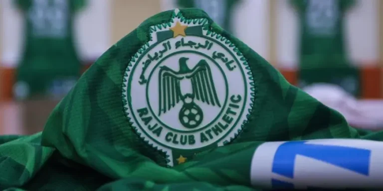 الرجاء يستعيد نجمه المكعازي قبل مواجهة اتحاد طنجة الحاسمة