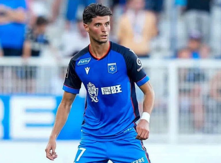 أسامة العزوزي يتألق مع أوكسير ويحصد تقييمًا مرتفعًا