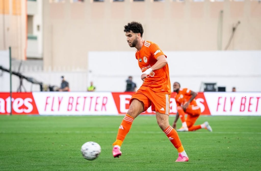 أزارو يتألق بثنائية ويقود عجمان لسحق خورفكان بخمسة أهداف