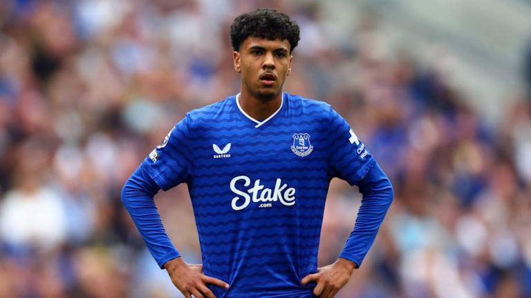 الصحافة الإنجليزية تهاجم مويس بسبب تصريحاته عن أزنو ورول