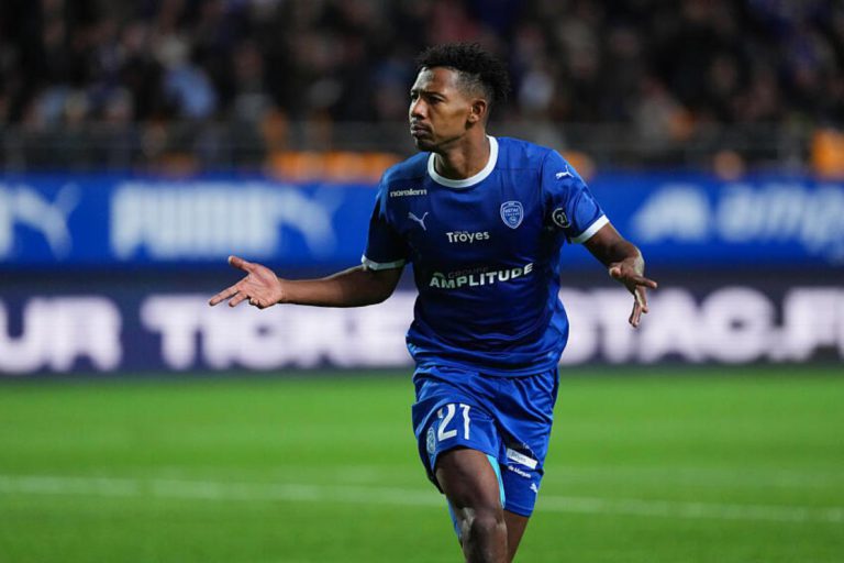 بنطيب المغربي يتصدر هدافي "الليغ 2" بثنائية قاتلة