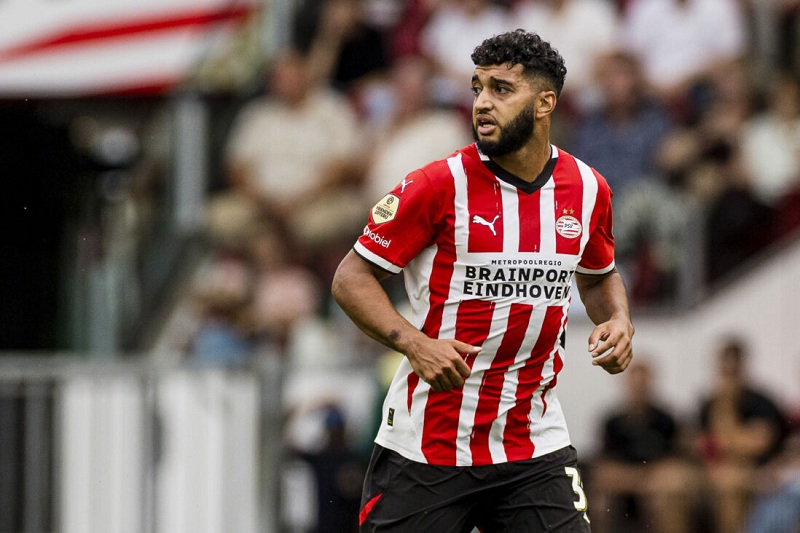 مدرب أيندهوفن يتمسك بقراره رغم الخسارة.. صيباري خارج التشكيلة