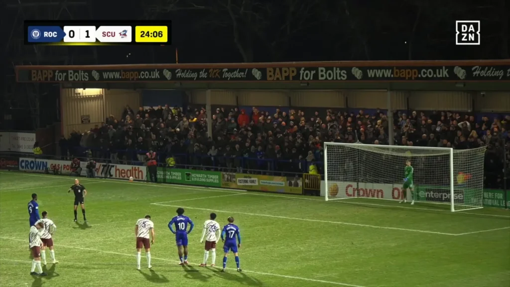 لاعب يتلاعب بركلة جزاء والحكم يثير الجدل بقرار غير متوقع